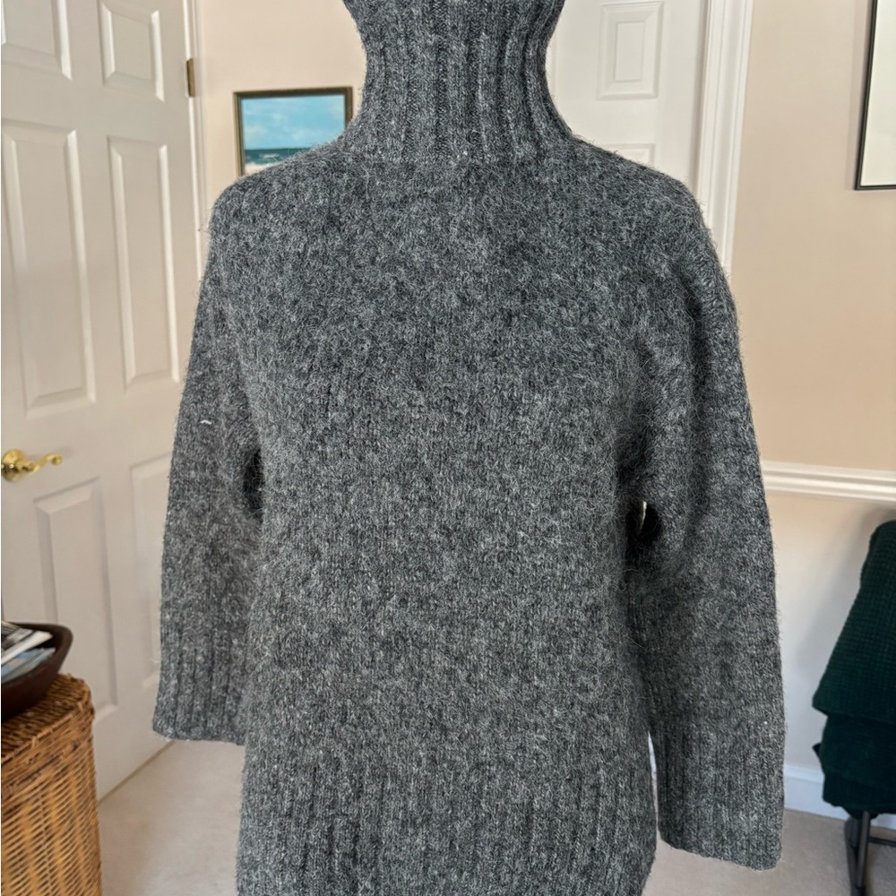 H&M Gray Turtleneck Sweater Ribbed Cuffs &  lower waist.